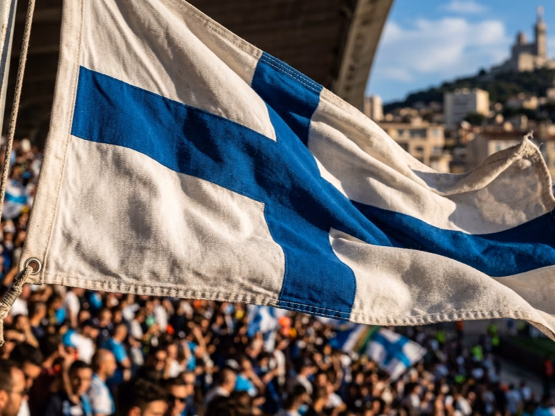 Gros plan drapeau supporter ciel et blanc marseillais flottant dans l'ambiance phocéenne du Vélodrome
