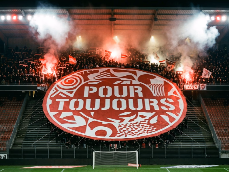 Écharpes supporters personnalisées en tribune