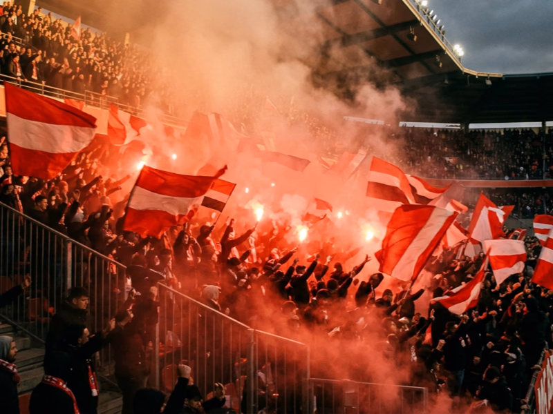 Supporters de tous sports déployant tifos et drapeaux