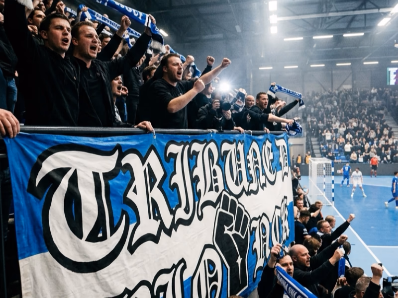 Tifo et drapeaux supporters futsal déployés en D1 Futsal