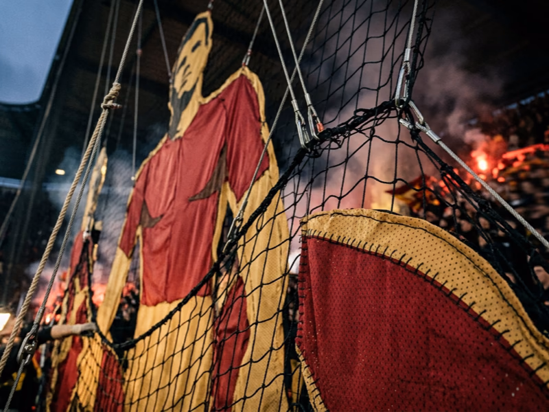Détail de construction d'un Tifo 3D : filet support, éléments découpés, coutures, cordages de tension
