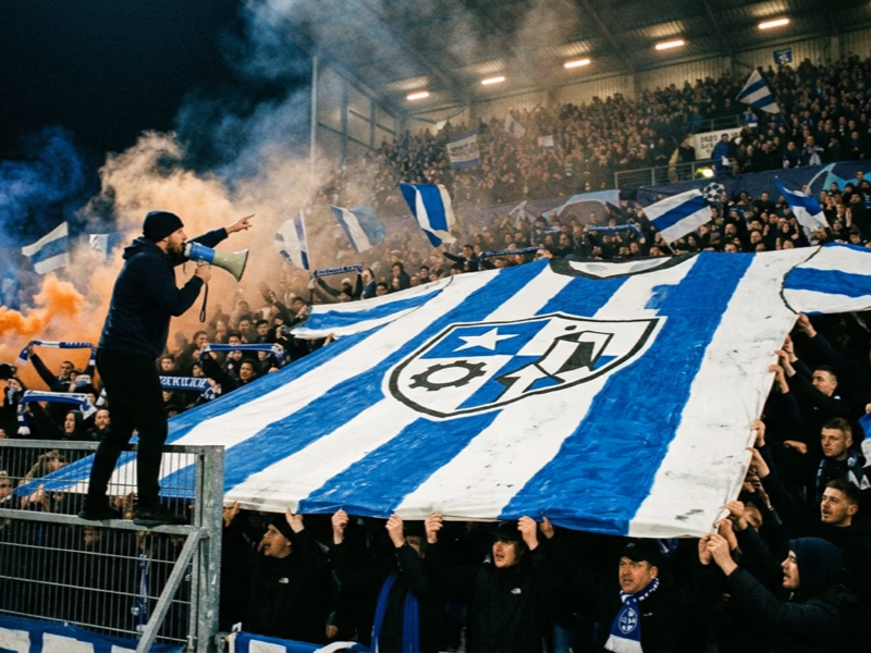 Maillot géant petit format déployé par un club amateur en virage