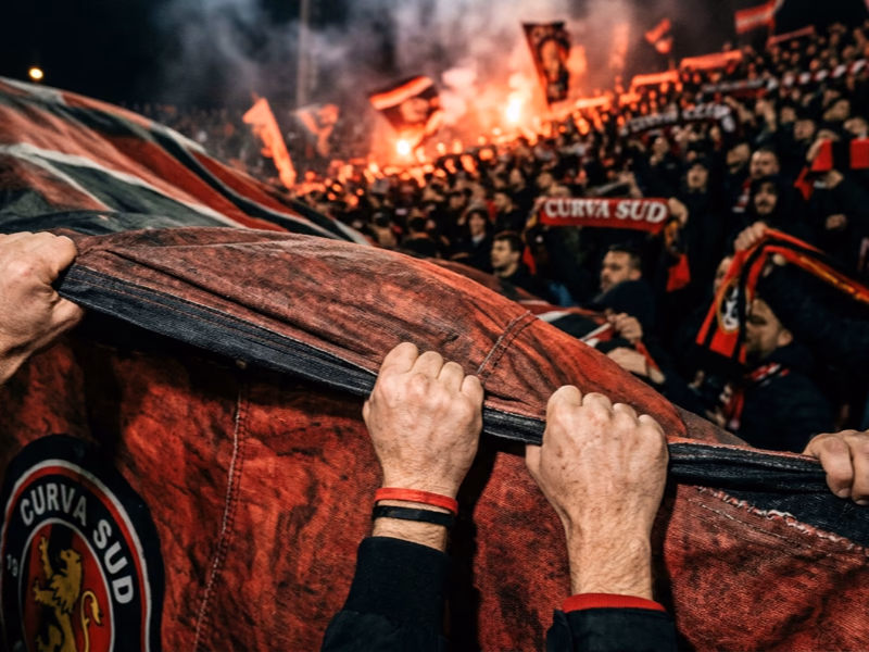 Supporters tenant les bords d'un maillot géant tifo, ambiance tribune passionnée