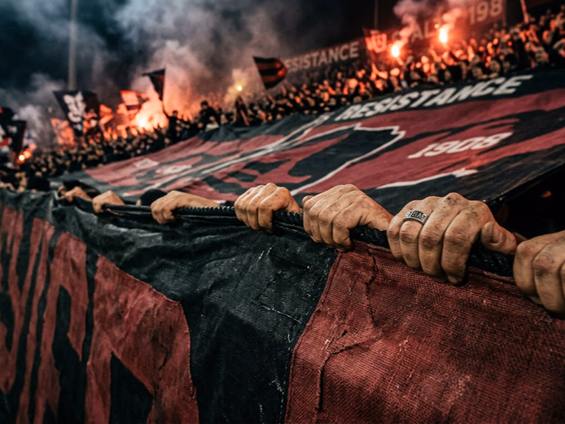 Tifos personnalisés TIFO FOOT déployés en tribune par les supporters