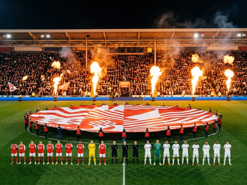 Tifo rond central FIFA 18,30 m déployé en cérémonie pré-match